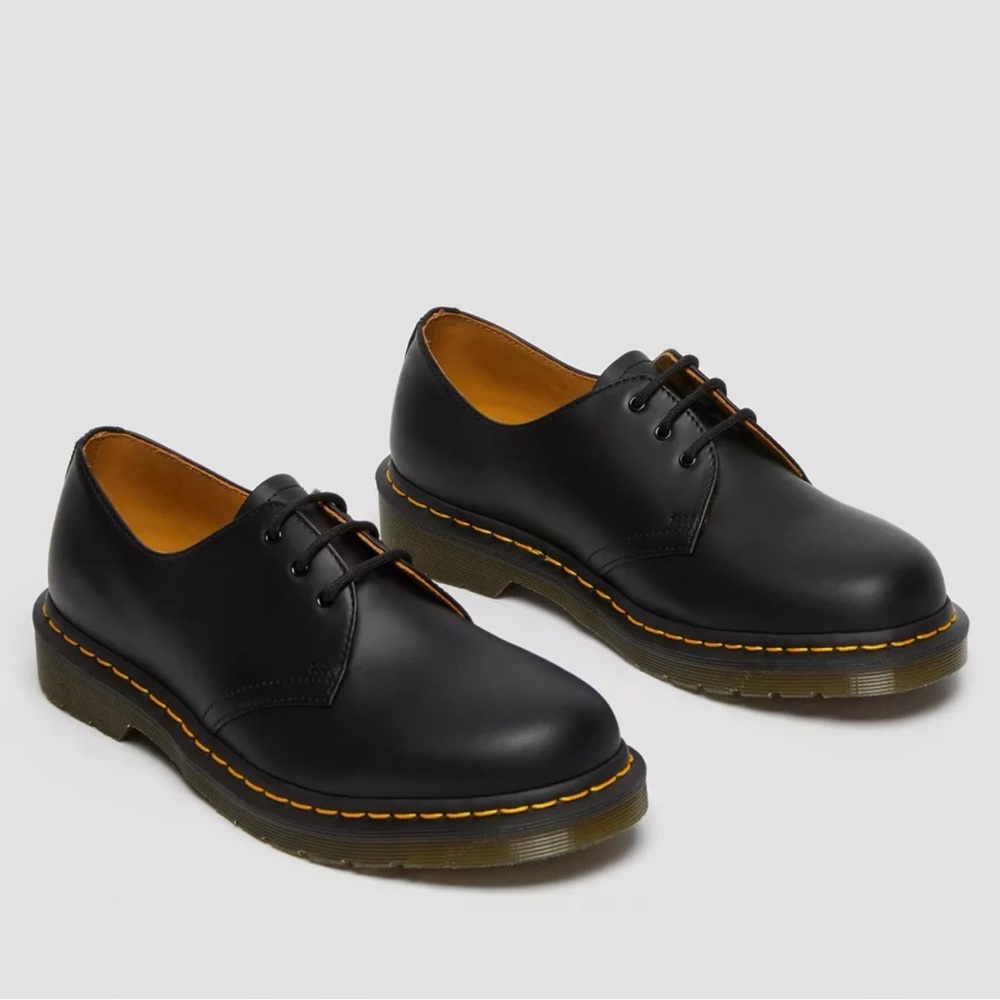 Dr. Marten black smooth leather Oxford shoes. Size men’s 7/women’s 8.5